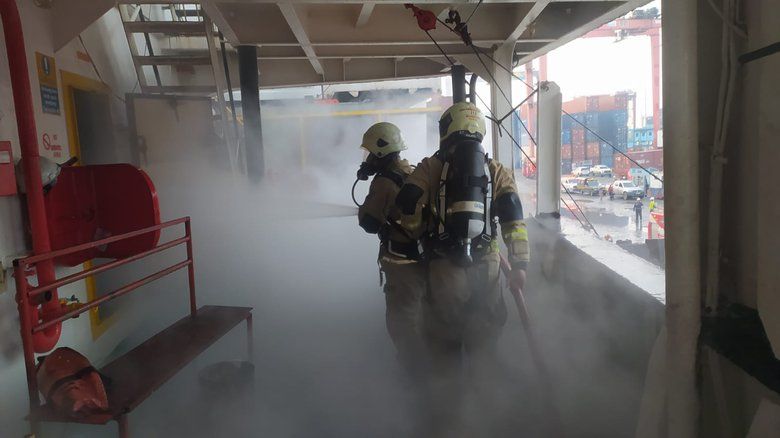 Mesin Diduga Bermasalah, Kapal Kontainer Verizon Surabaya Terbakar