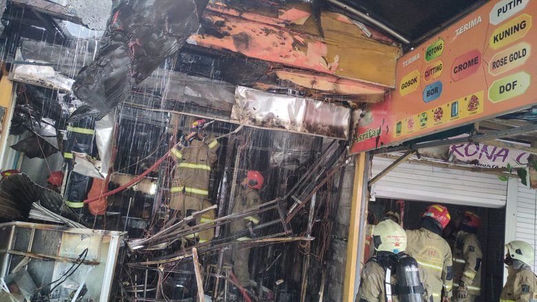 Toko Permata di Jalan Kayoon Surabaya Terbakar