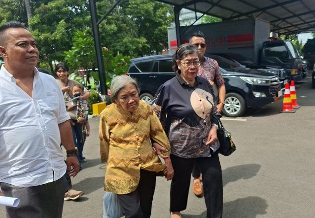 Laporkan Dugaan Pemalsuan Surat Tanah, Nenek Elina Jalani Pemeriksaan di Polda Jatim