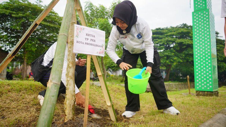 Warga Probolinggo Tanam 100 Pohon demi Penuhi Standar Kota Hijau