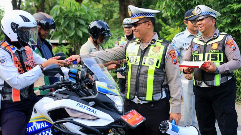 Operasi Keselamatan Semeru 2026, Satlantas Gresik Bagikan Cokelat dan Suvenir