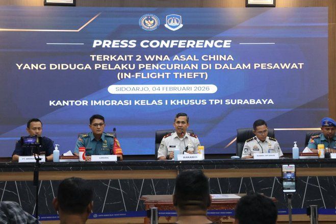 Imigrasi Surabaya Tangkap 2 WNA China Pencuri Uang di Pesawat