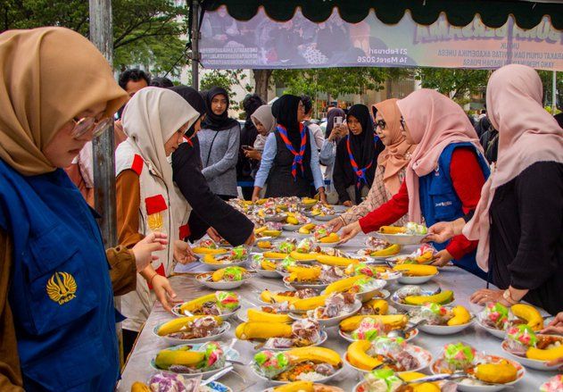 Pererat Ukhuwah di Bulan Suci, Unesa Bagikan 2.000 Takjil Gratis
