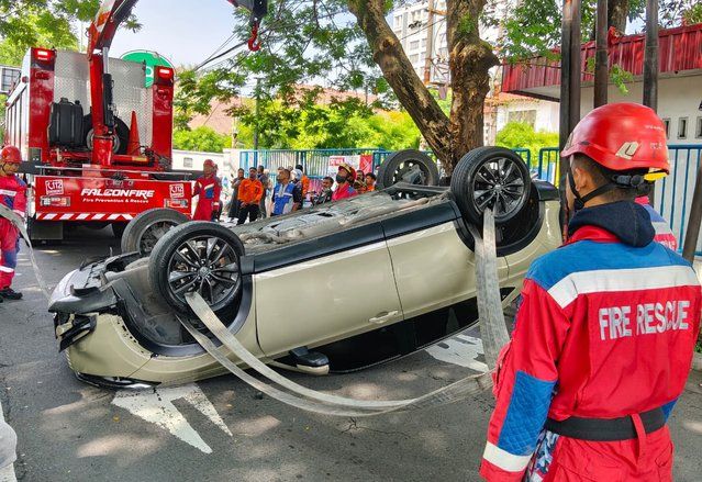 Diduga Pengemudi Mengantuk, Mobil Terbalik di Darmokali Surabaya