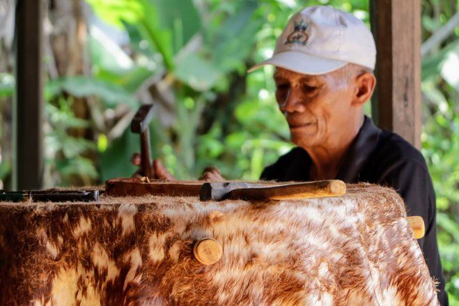Kisah Pamujo, Tukang Kayu yang Dua Dekade Ini Menekuni Servis Beduk