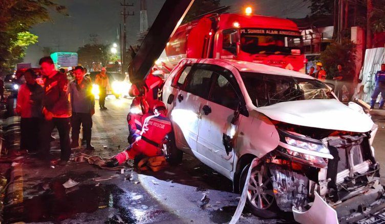 Sopir Diduga Mengantuk, Toyota Avanza Terbalik di Jalan Perak Barat Surabaya