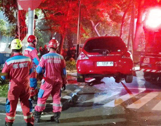 Lakalantas Tunggal di Jalan Darmo Surabaya, Honda Brio Ringsek