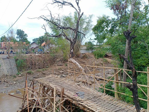 Jembatan di Probolinggo Runtuh Diterjang Lahar Dingin Gunung Bromo