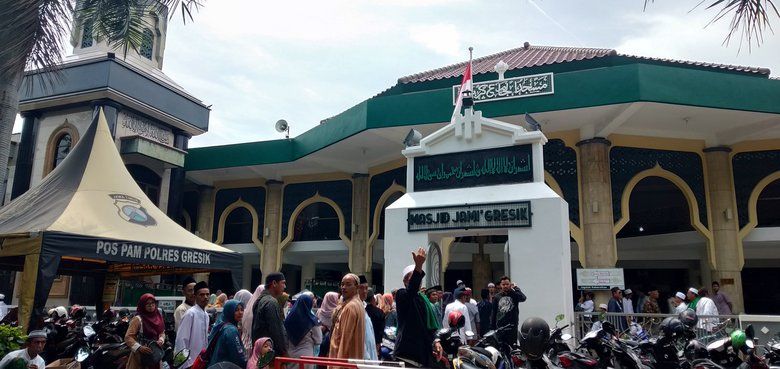 Salat Gerhana Matahari Sambil Berziarah Makam Syekh Maulana Malik Ibrahim