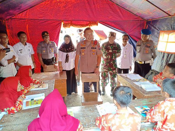 Sekolah di Tenda Darurat, Siswa SD di Probolinggo Dibantu Kipas Angin