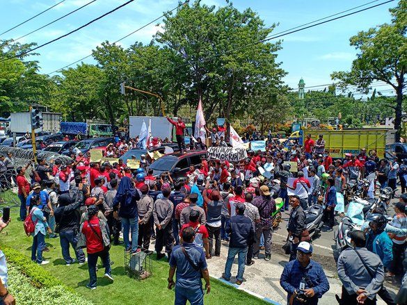 Larang Wartawan dan LSM Pantau Masalah Raskin, Pemkab Probolinggo Diberi Batu Nisan