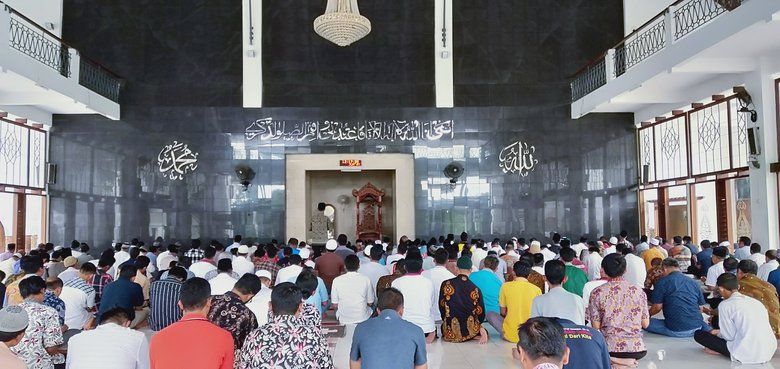 Tangkal Corona, Jemaah Salat Jumat di Gresik Baca Qunut Nazilah
