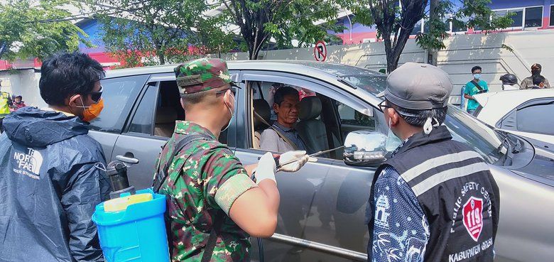 Pengendara dan Kendaraan di Perbatasan Gresik-Surabaya Disemprot Disinfektan