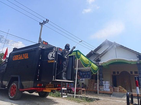 Covid-19 Klaster Hajatan di Madiun, KBR Gegana Diturunkan Semprot Disinfektan