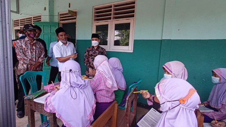 Wakil Bupati Mojokerto Perbaiki Sekolah Rusak dari Dana Pribadi