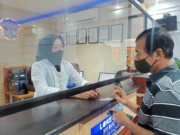 Pakai Kebaya, Polwan Polres Ponorogo Layani SIM dan Bagi Bunga