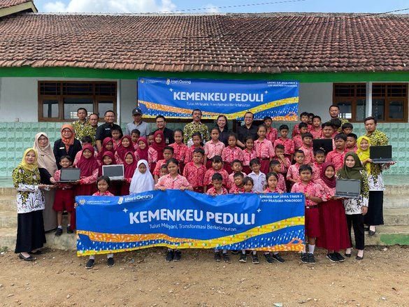 Peringati Hari Oeang ke-78, Kanwil DJP Jatim II Hibahkan Laptop untuk SD di Ponorogo