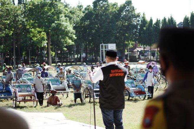 Salurkan Bansos,&nbsp;Bupati Situbondo Ajak Tukang Becak Berjemur