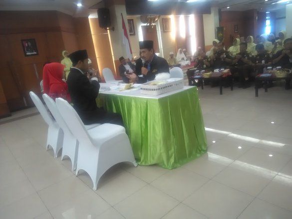 Kepo Sepasang Kekasih Ikut Nikah Massal