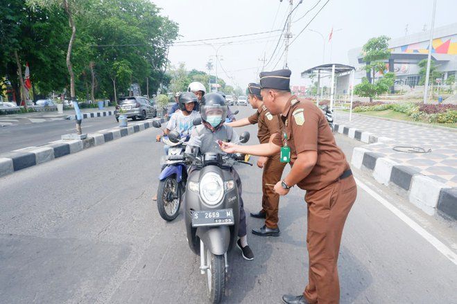 Hari Antikorupsi, Kejari Gresik Bagikan Gantungan Kunci Tikus