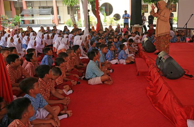 Respons Perilaku Negatif Anak, Risma: Berikan Ruang Bermain dan Ubah Metode Mengajar