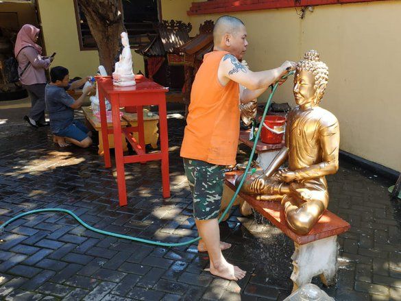 Penyucian Patung Dewa di Kelenteng Sumbernaga Probolinggo Menjelang Imlek, Pengurus Wajib Puasa