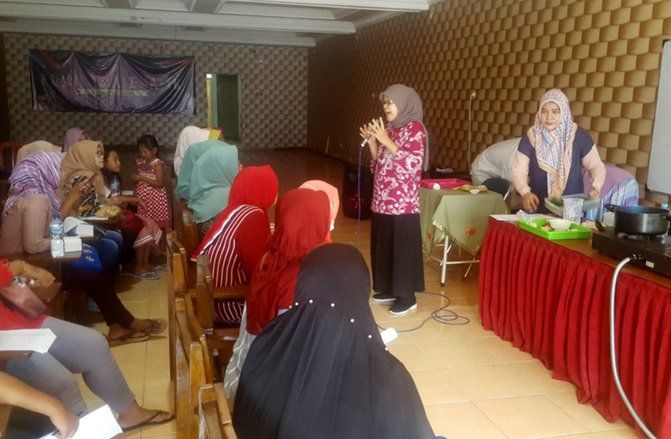 Ibu-Ibu di Bekas Lokalisasi Sememi Surabaya Dilatih Cara Membuat Kue