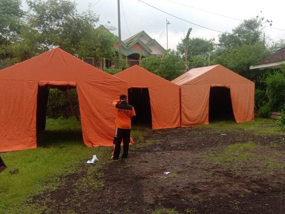 Kelas Nyaris Ambruk, BPBD Bantu Tenda Darurat untuk Siswa SDN di Probolinggo