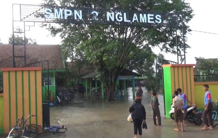 Tergenang Banjir, Siswa&nbsp;SMP di Madiun Diliburkan dan Bersihkan Kelas