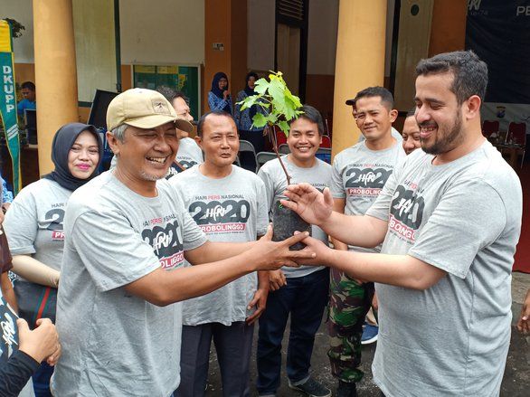 Hari Pers Nasional, Wartawan dan Forkopimda Probolinggo Tanam 1.000 Pohon Anggur