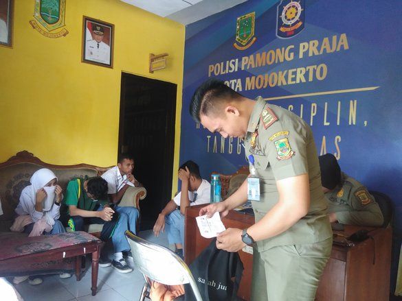 Satpol PP Mojokerto Razia Siswa Bolos Saat Jam Sekolah dan Ujian