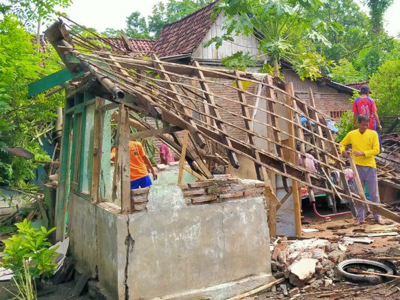 Rumah Tak Layak Huni di Probolinggo Roboh Diguyur Hujan Deras