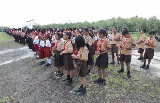 Ribuan Mangrove Ditanam dan Ratusan Kepiting Dilepas di TPI Romokalisari Surabaya