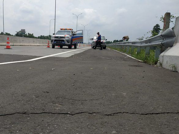 Aspal Ruas di KM 830 Tol Paspro Turun 15 Sentimeter