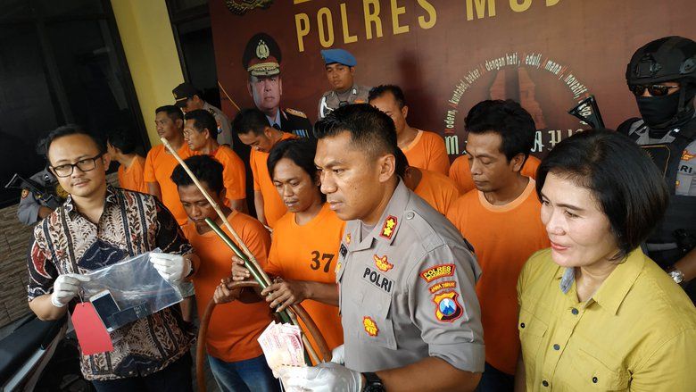 Modus Pencurian Ratusan Liter Solar dari Ekskavator Galian C di Mojokerto