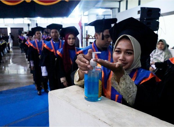 Antisipasi Corona, Prosesi Wisuda ITS Tanpa Jabat Tangan