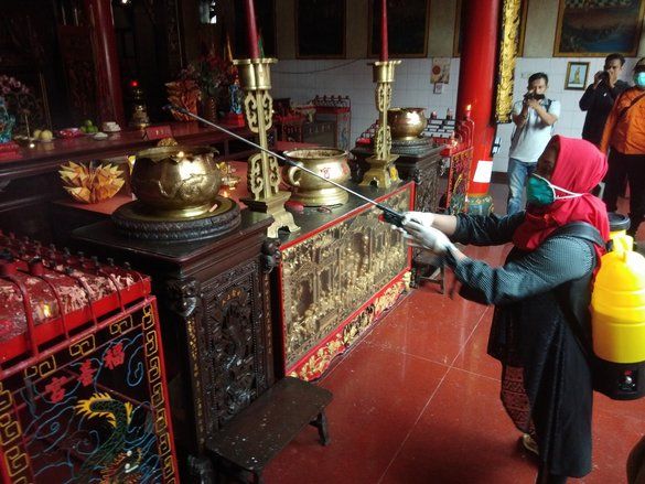 Ning Ita <em>Blusukan</em> Semprot Disinfektan ke Tempat Ibadah