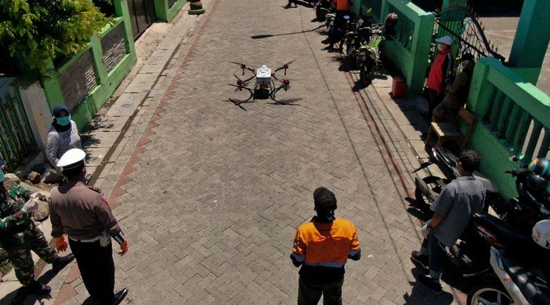 Ratusan Liter Disinfektan Disemprotkan di Kampung Pasien Positif Corona