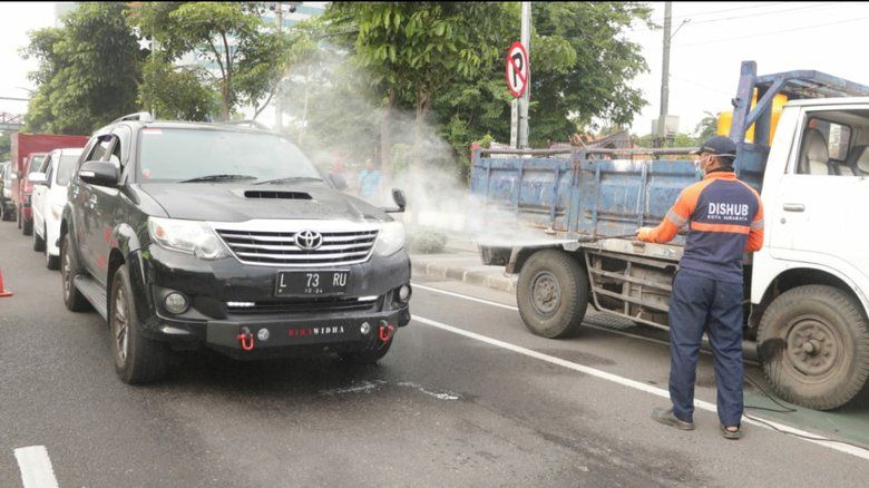 Semua Kendaraan Masuk Surabaya Disemprot Disinfektan
