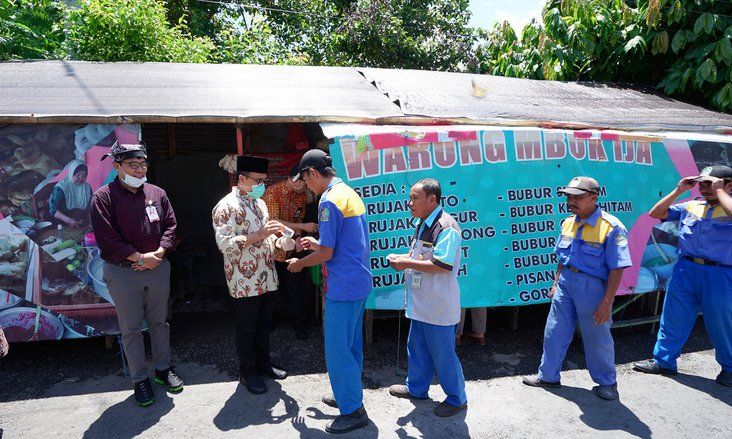 Atasi Dampak Covid, Banyuwangi Bagikan Kupon Makan Gratis pada Pekerja Informal