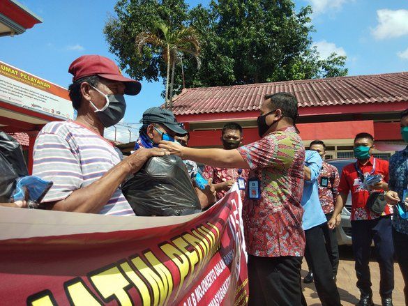 Bhakti Pemasyarakatan, Lapas Mojokerto Bagikan Sembako bagi Masyarakat Terdampak Covid