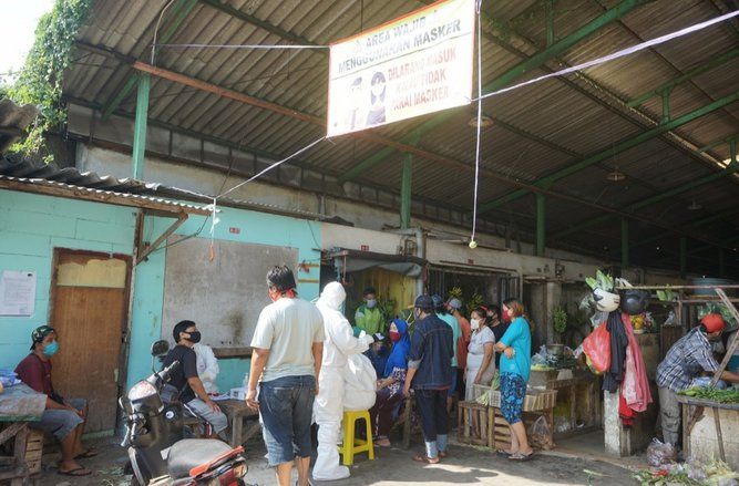 Pasar Simo dan Simo Gunung Surabaya Ditutup, Pedagang Jalani Tes Cepat Covid-19
