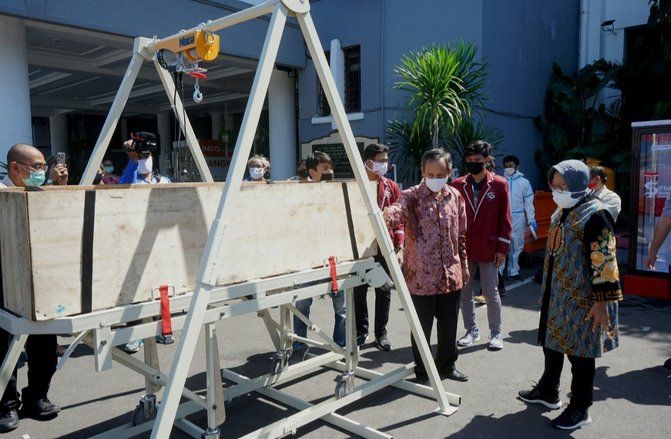 IT Telkom Surabaya Sumbang Tiga Alat, Termasuk Crane Pengangkat Jenazah Covid-19
