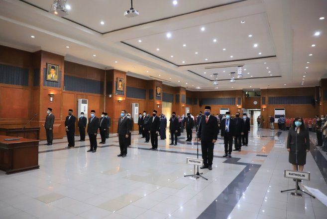 Jaga Jarak dan Pakai Masker, Risma Lantik 71 Pejabat