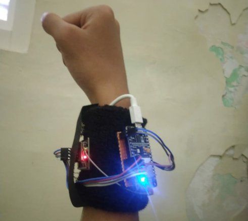 Mahasiswa PENS Ciptakan “Gena”, Gelang Pemantau Pasien Corona