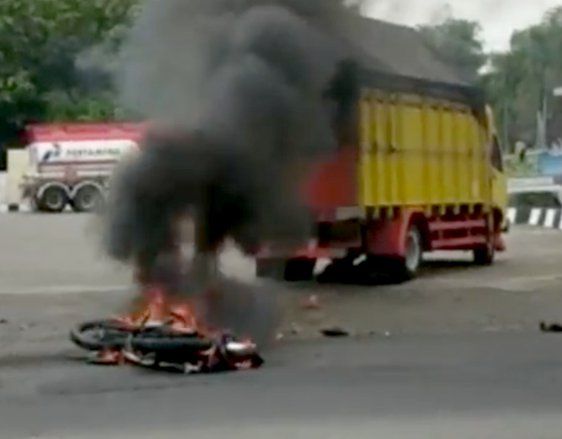 Tabrakan Maut di Madiun, Pengendara Motor Tewas Terpanggang