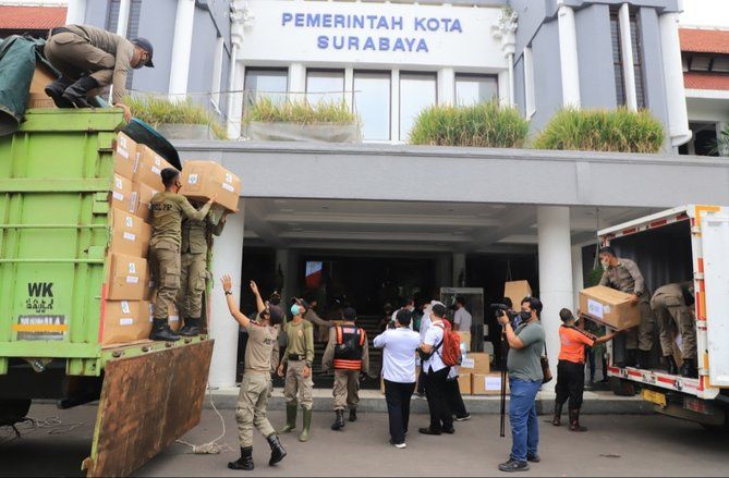 Surabaya Terima Ribuan Baju Pelindung dan Masker KN95 dari Kemenkes