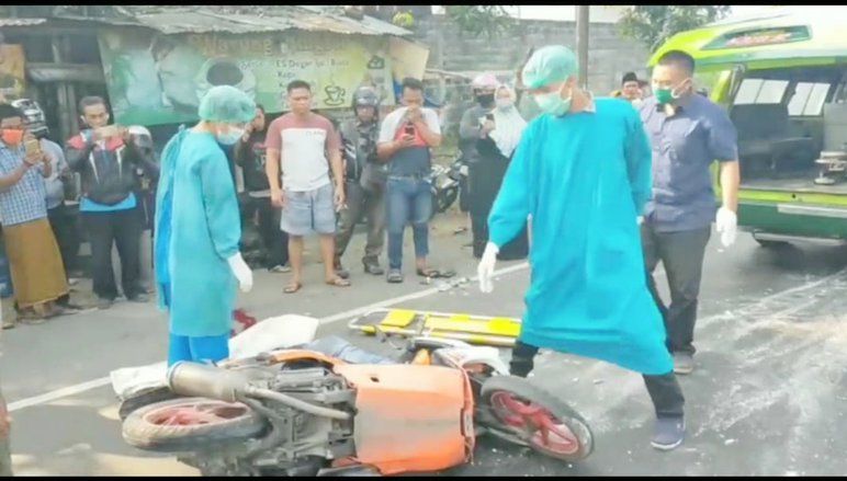 Gunakan APD, Tim Medis Evakuasi Korban Kecelakaan di Gresik