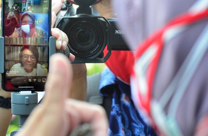 Terima 10 Ribu Masker Merah Putih dari Ari Lasso, Ini Reaksi Risma