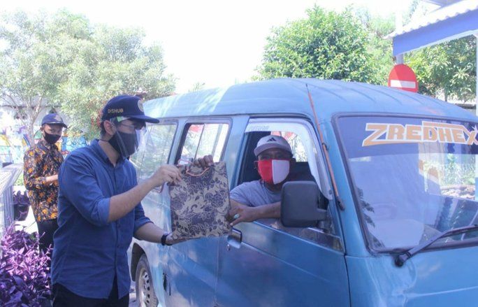 Dishub dan Dinsos Surabaya Bagikan Hand Sanitizer untuk Angkot dan Rumah Ibadah